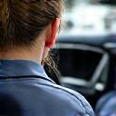 Porträt von Anna Schmidt, Detailingspezialistin bei Fahrzeugpflege HuhnRoad, bei der Arbeit mit professionellem Gerät.