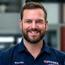 Porträt von Matthias Huhn, dem Gründer von Fahrzeugpflege HuhnRoad, mit professioneller Kleidung und einem freundlichen Lächeln.